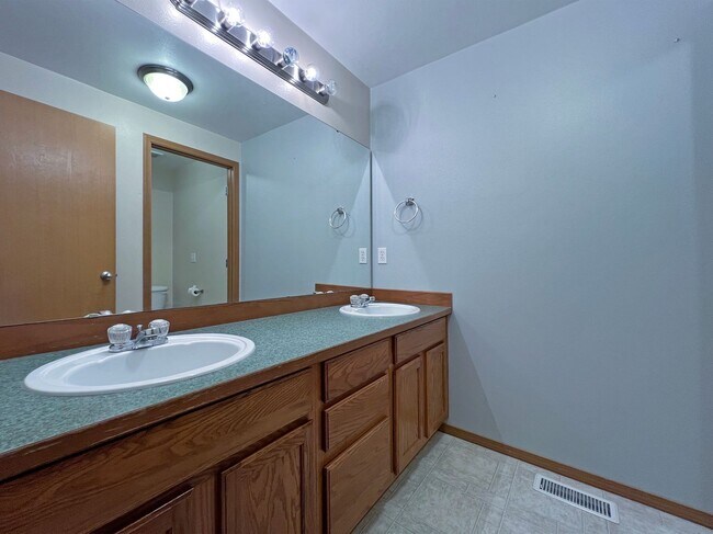 Building Photo - Exceptional 2200 sq ft Three Bedroom 2 Bath Rambler in Fed Way - with A/C