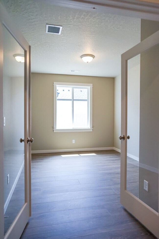 Building Photo - 3 bedroom 2 bath -3 car garage!