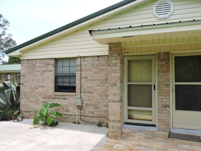Building Photo - Convenient to interstate & shopping!