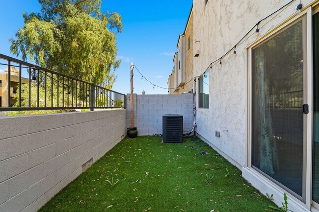 Building Photo - Stylish 2-bedroom, 2.5 bathroom townhouse in a desirable Phoenix location!