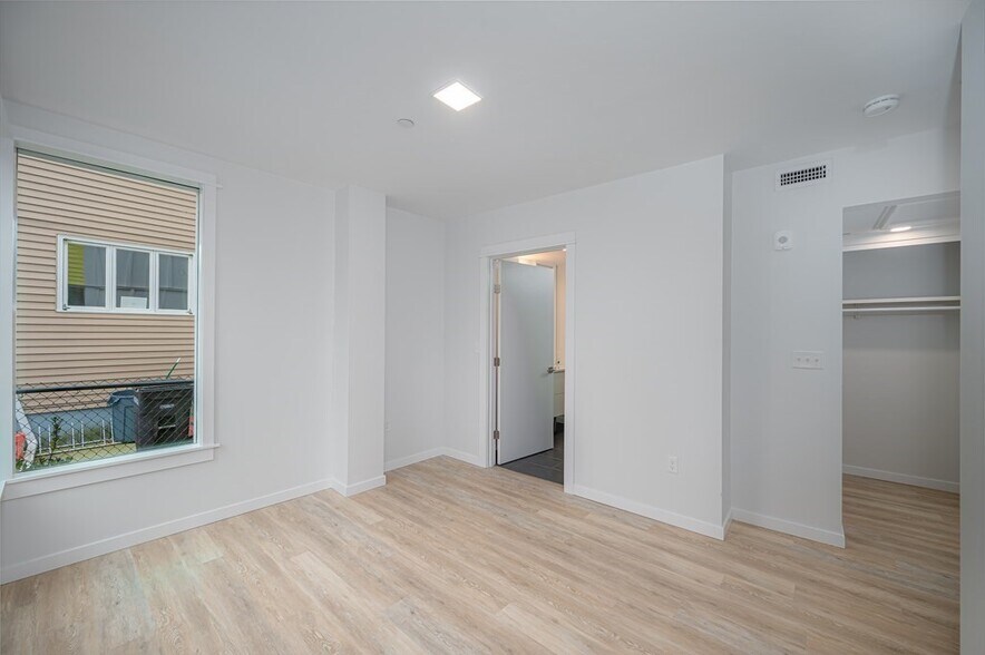 Building Photo - 205 Beacon St