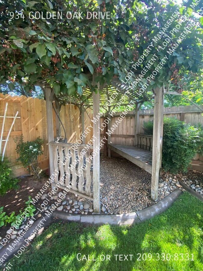 Building Photo - 934 Golden Oak Dr