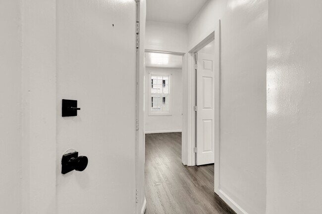 Building Photo - 810 Otis Pl NW