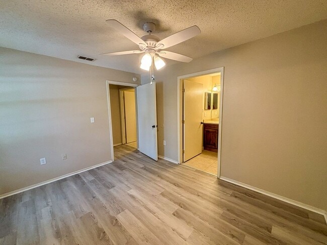 Building Photo - Windsor Park #523 - Pet Friendly!