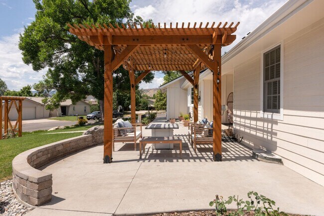 Building Photo - 5 Bedroom 2.5 Bath Retreat in Prime Arvada...