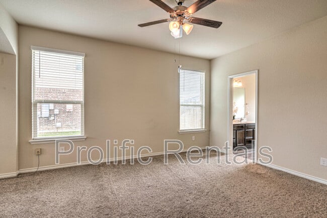 Building Photo - 5300 Primavera Ln