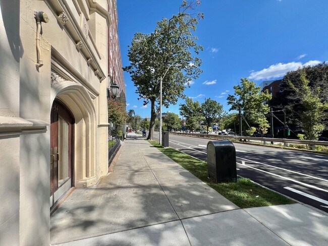 Building Photo - 1450 Beacon St