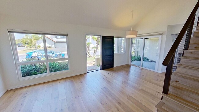Building Photo - Spacious 3 bed / 3 bath in the More Mesa area
