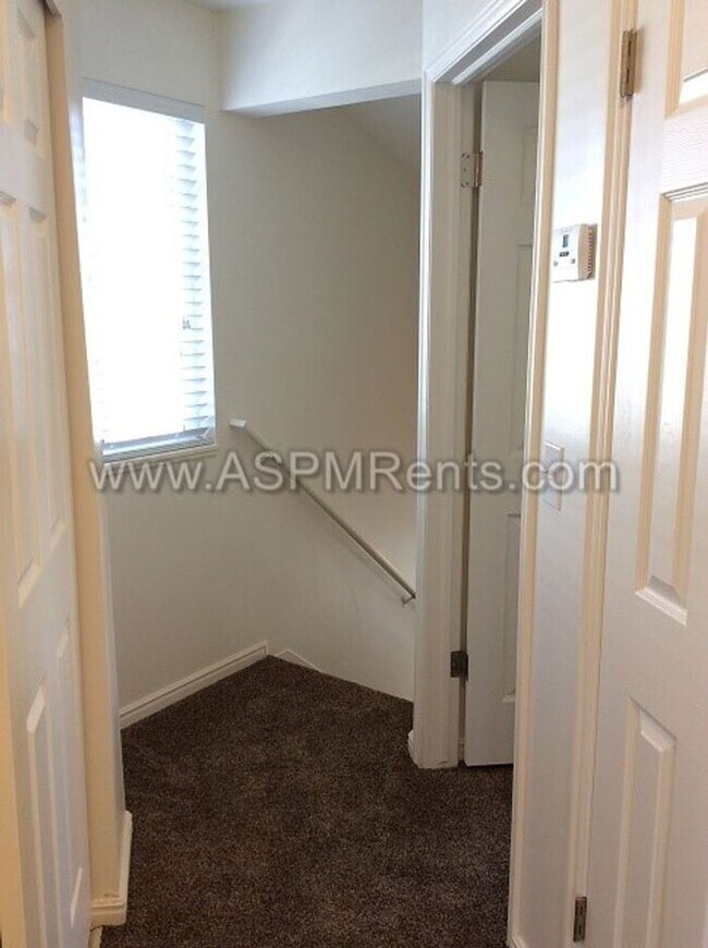 Building Photo - W Jordan Nice 3 Bed 2 Bath Townhome with pool