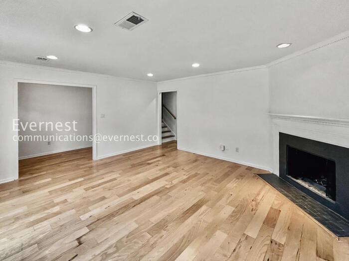 Building Photo - 438 The North Chace