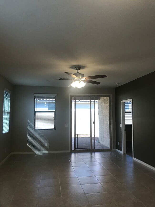 Building Photo - Beautiful Newer 3 bedroom Home Sweetwater ...