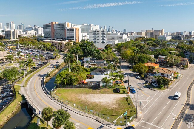 Building Photo - 626 NW 11th Ave