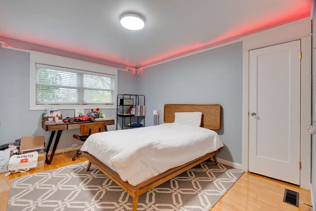 Building Photo - 3321 NE Peerless Pl