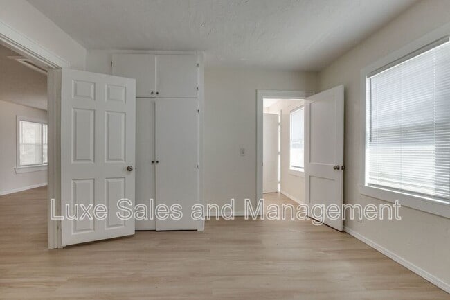 Building Photo - 905 E Rogers St