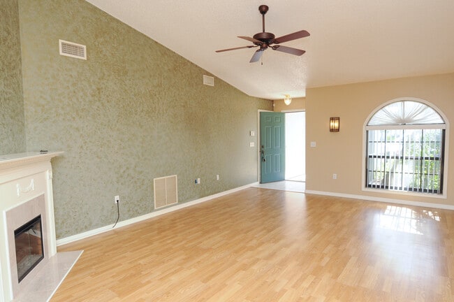 Building Photo - 5805 Pauma Pl