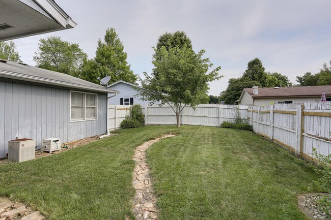 Building Photo - 1712 Stratford Dr