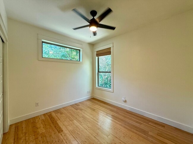 Building Photo - Gorgeous & modern free-standing home in ‘02!