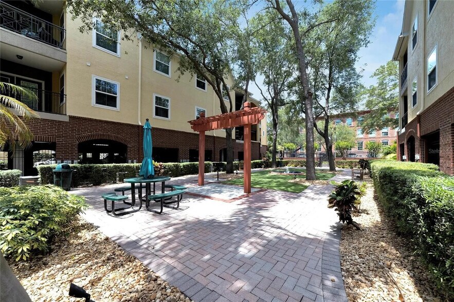 Building Photo - 2010 E Palm Ave