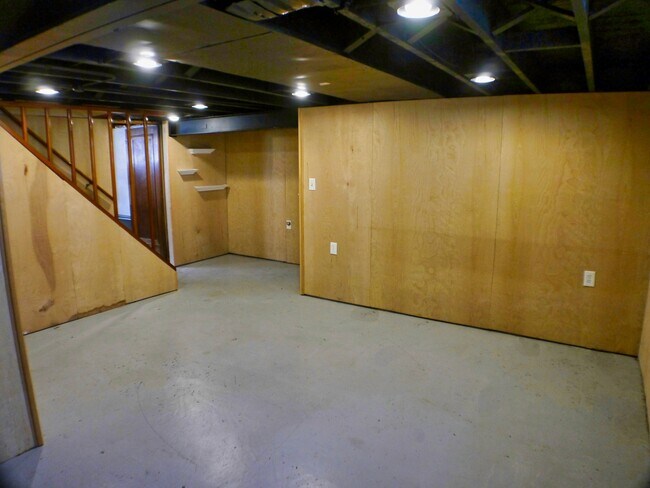 Building Photo - 9337 S Richmond Ave