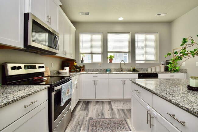 Building Photo - Spacious 5 Bed in Herriman Home in Prime Location!