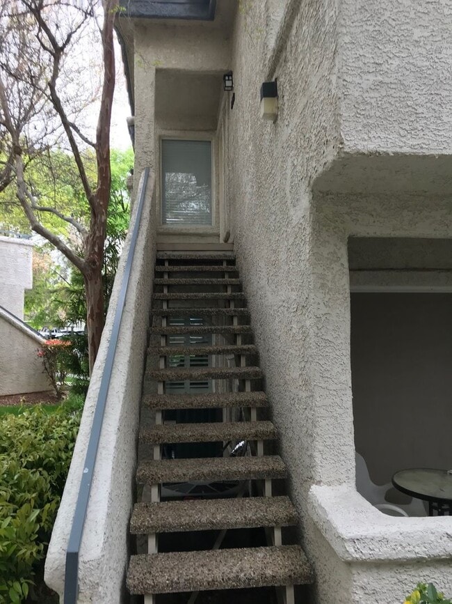 Building Photo - Beautiful 2 bedroom 2 bath upstairs condo