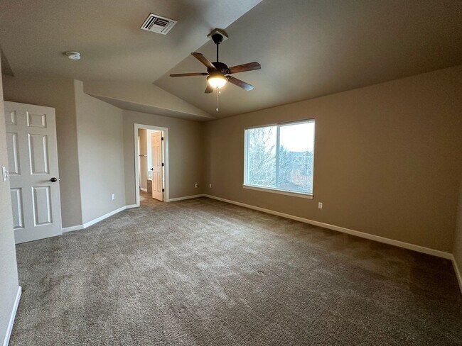 Building Photo - Inviting 4 Bedroom Home with Spacious Layo...