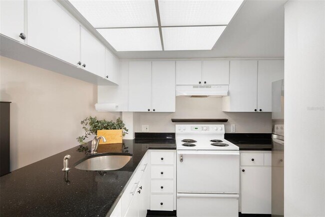 Building Photo - 2595 Cyprus Dr