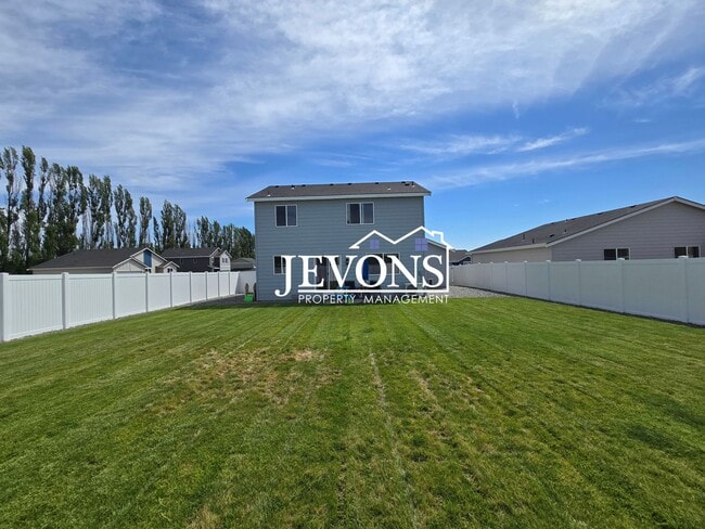 Building Photo - Beautiful 4-bedroom home with fenced backy...
