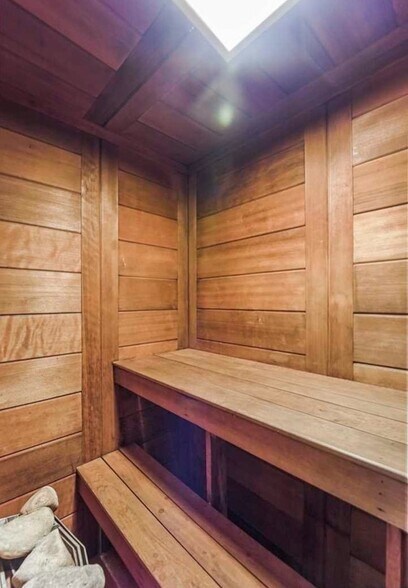 Building Photo - 1055 River Rd