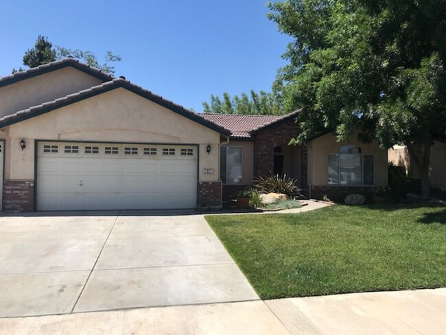 Building Photo - Quiet street in North Hanford, this one wi...