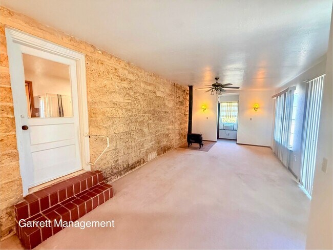Building Photo - 1217 Barnes St