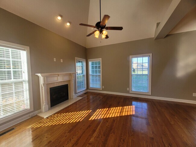 Building Photo - - Majestic 3 Bedroom 2.5 Bath + Bonus Room...