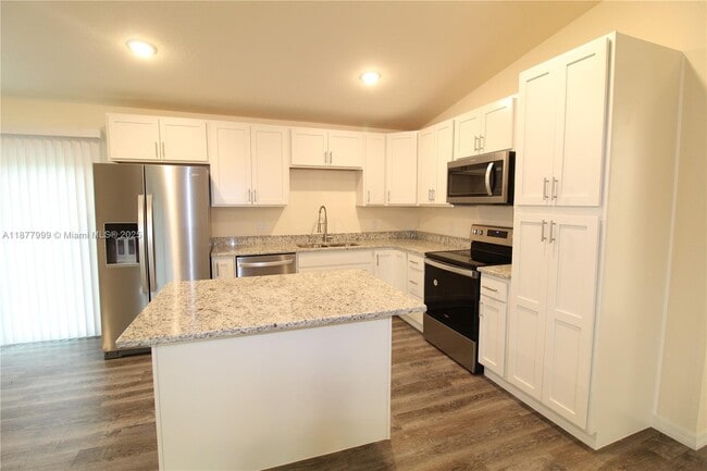 Building Photo - 555 Oakshire Ln