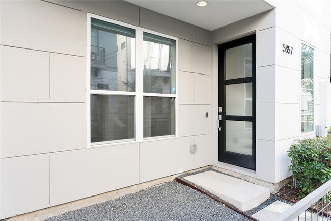 Building Photo - 5857 E Post Oak Ln