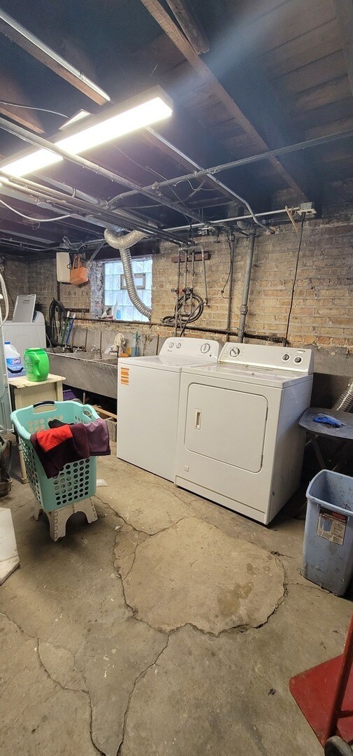 Building Photo - 824 Elgin Ave