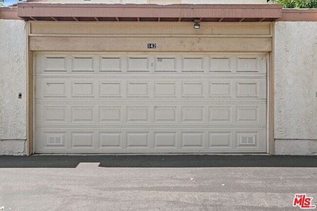 Building Photo - 5720 Owensmouth Ave