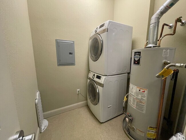 Building Photo - Stylish & Spacious 2-Bedroom Tech Center R...