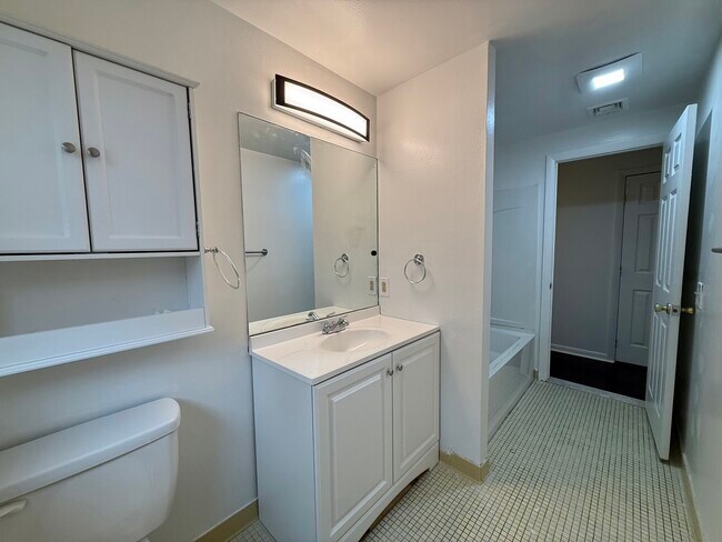 Building Photo - 123 Worthington Rd