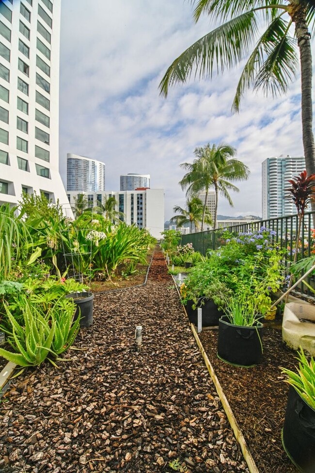 Building Photo - Fully Furnished and Spacious 2 Bedroom 2 Bath - GREAT LOCATION!