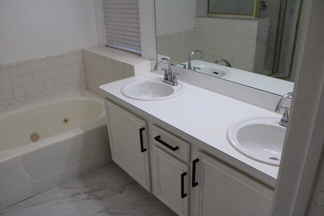 Master bathroom 2 - 6005 Acapulco Dr