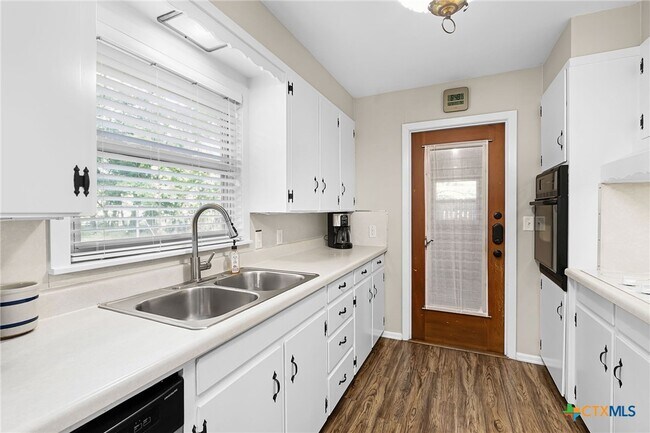 Building Photo - 2052 Gruene Rd