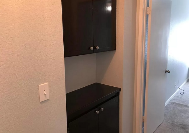 Building Photo - Close to freeway and shopping