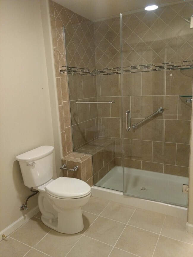 Building Photo - 2 bed/3 bath with spacious finished basement!