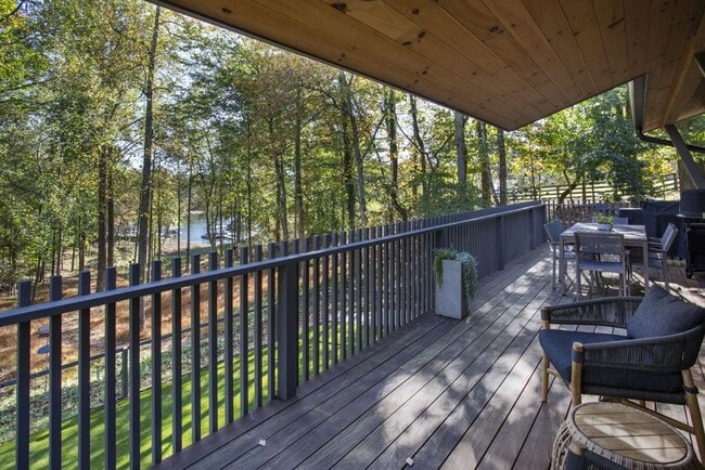 Building Photo - 8885 Bay Dr