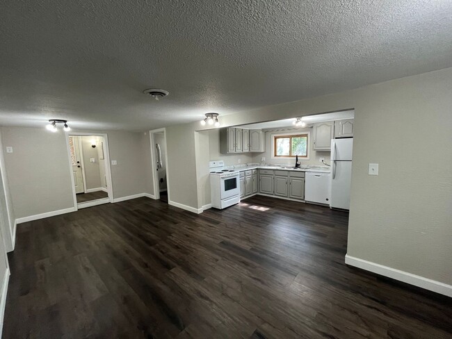 Building Photo - Completely remodeled 3 Bedroom home in Irma!