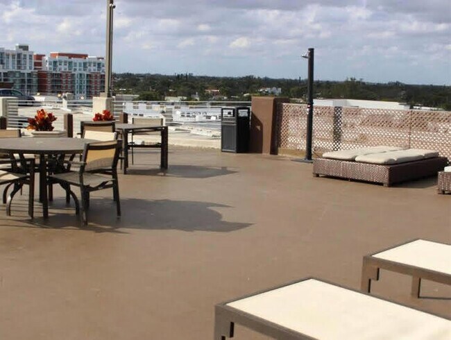 Building Photo - 533 NE 3rd Ave