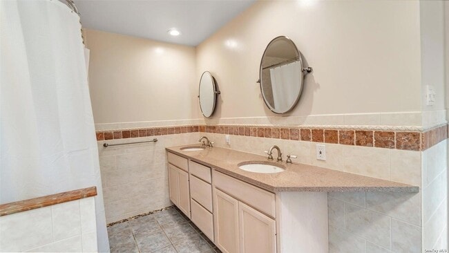 Building Photo - 8 Coolidge Ln