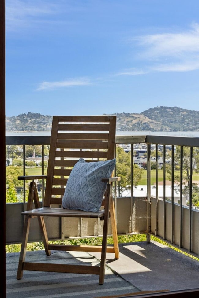 Building Photo - 2 Bedroom, 2 bathroom condo available with spectacular views of Richardson Bay!