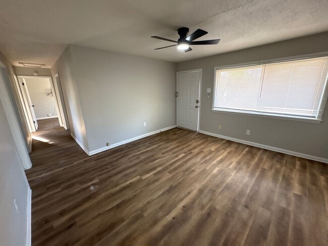 Building Photo - 668 Coach St