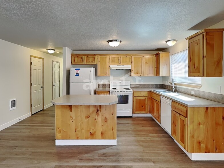 Building Photo - 475 Donna Dr